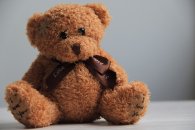 Man sieht einen braunen Stoffteddybären.