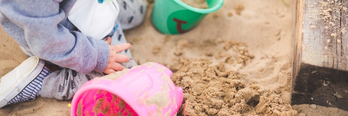 Bild eines Kindes im Sandkasten