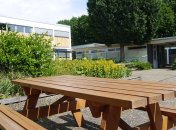 Hier sieht man den großen Innenhof mit einer Sitzbank im Bachgaugymnasium in Babenhausen.