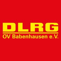 Man sieht einen roten Hintergrund mit der gelben Aufschrift "DLRG"