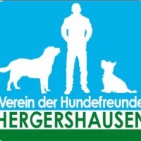Auf dem Bild ist das Logo der Hundefreunde. In der Mitte ist ein Mann, rechts und links von ihm ist jeweils ein Hund