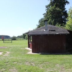 Blick auf die Grillhütte und Bolzplatz