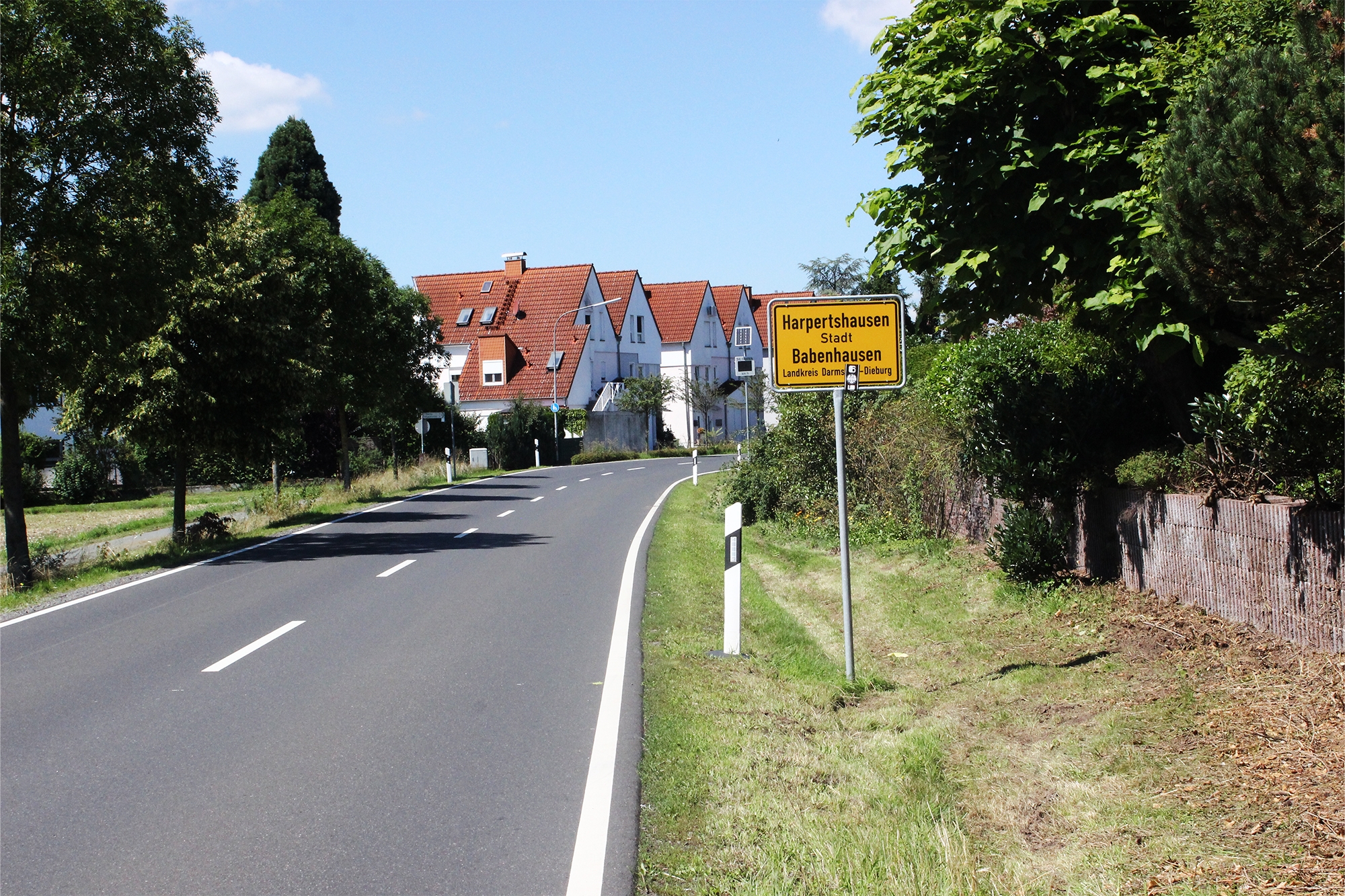 Hier ist die Ortseinfahrt Harpertshausen zu sehen.