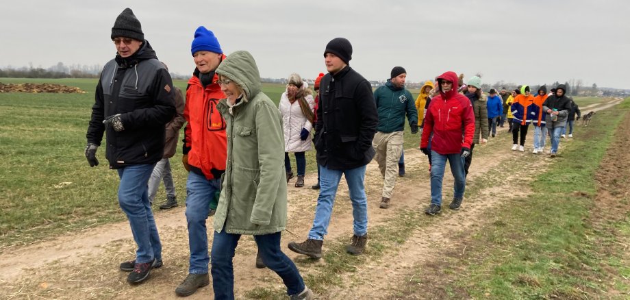 Auf dem Bild ist eine Gruppe von Leuten zu sehen, die am Grenzgang teilnehmen.