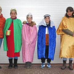 Auf diesem Bild sind die Sternsinger zu sehen.