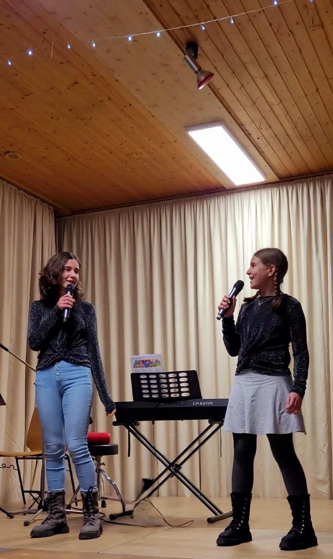 Zwei Frauen singen beim Seniorennachmittag