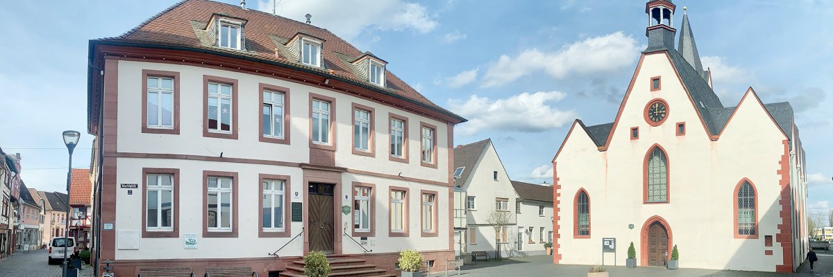 Bild des Rathauses und der Stadtkirche